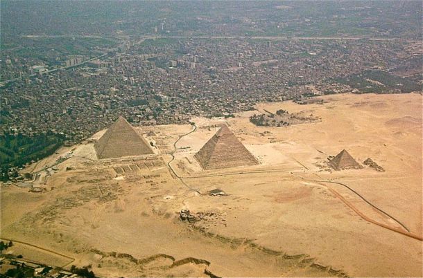 800px-Giza-pyramids