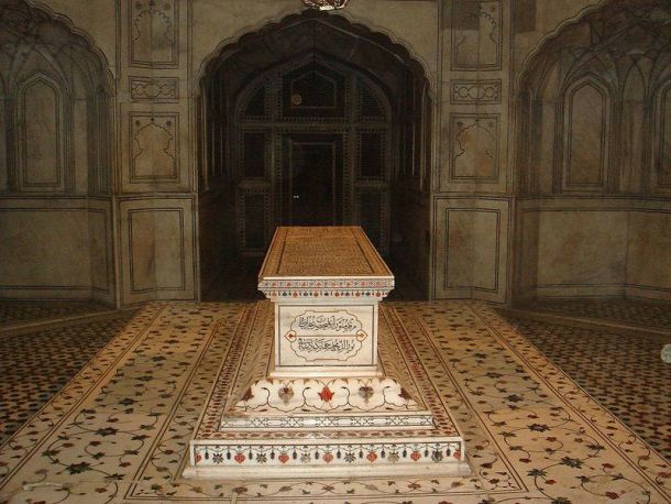 The Grave of the Empror Jahangir in His Tomb wikipedia.org/wiki/File